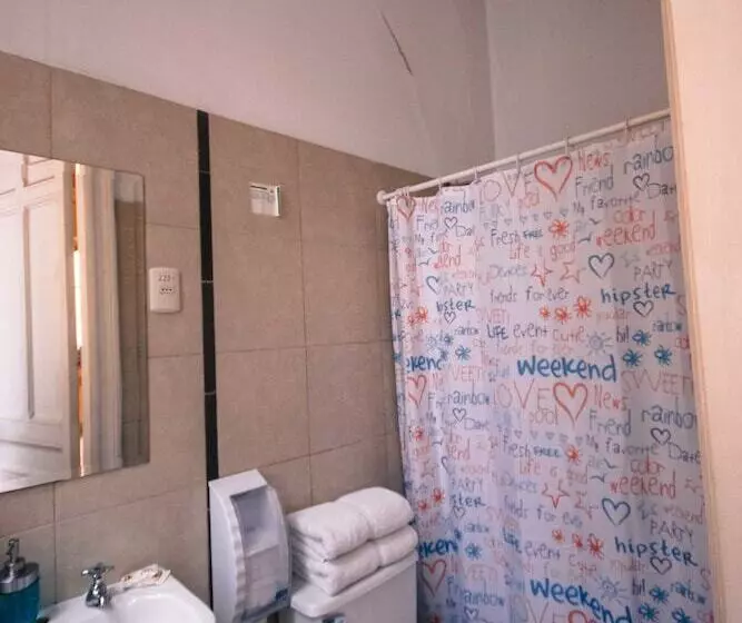 اتاق استاندارد سه نفره, Happy House Hostel