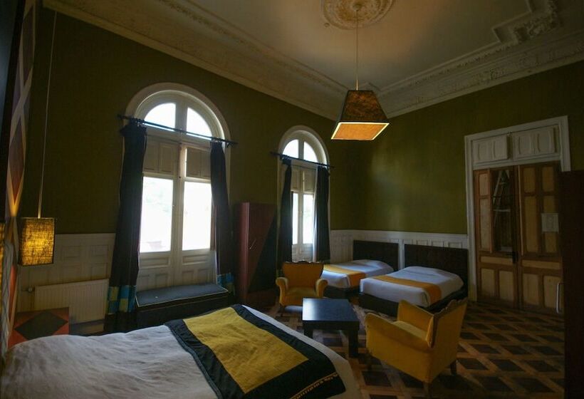 اتاق استاندارد سه نفره, Happy House Hostel