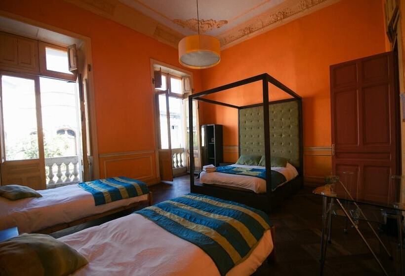 标准三人间共用浴室, Happy House Hostel