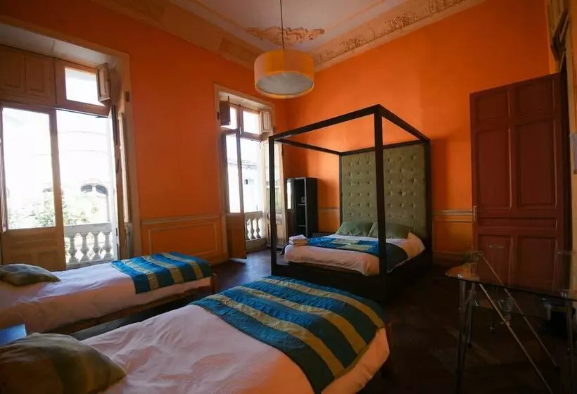 اتاق استاندارد سه تخته با سرویس بهداشتی مشترک, Happy House Hostel