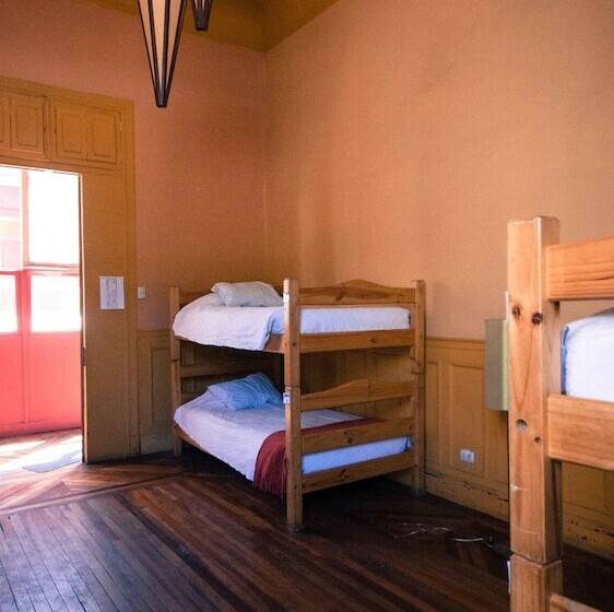 标准三人间共用浴室, Happy House Hostel