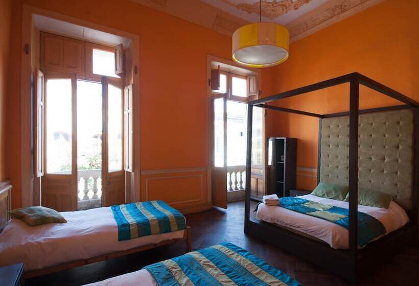 اتاق استاندارد سه تخته با سرویس بهداشتی مشترک, Happy House Hostel