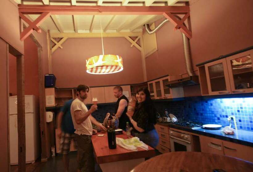 اتاق استاندارد چهارنفره با سرویس بهداشتی مشترک, Happy House Hostel