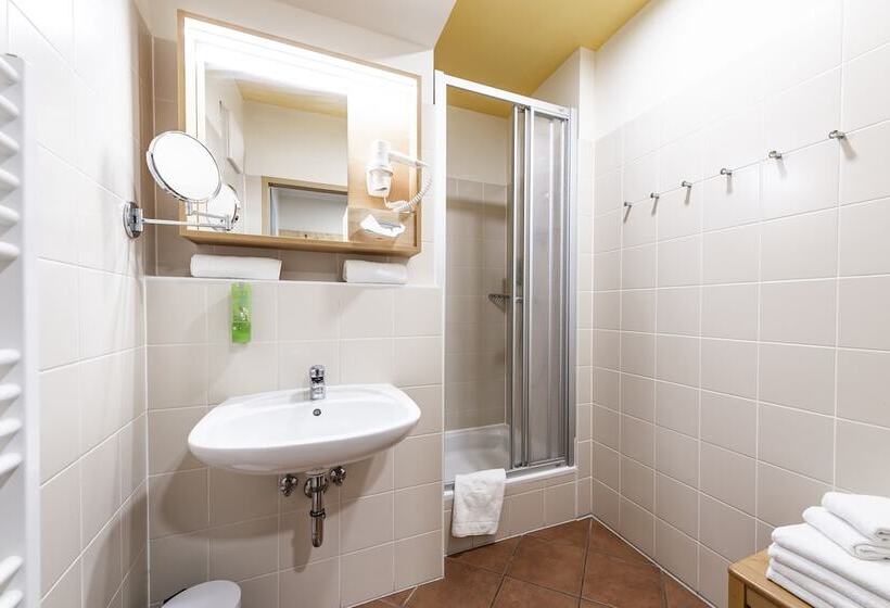 חדר סטנדרט לארבעה, Jufa Hotel Murau