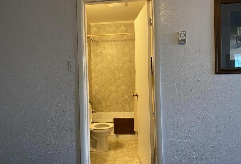 スタンダードルーム, Hitching Post Motel