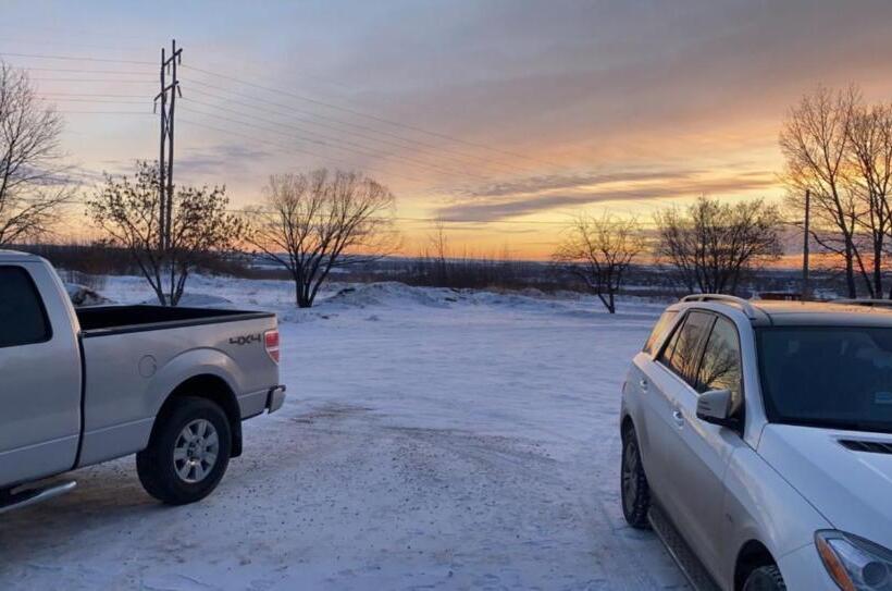 スイート, Hitching Post Motel