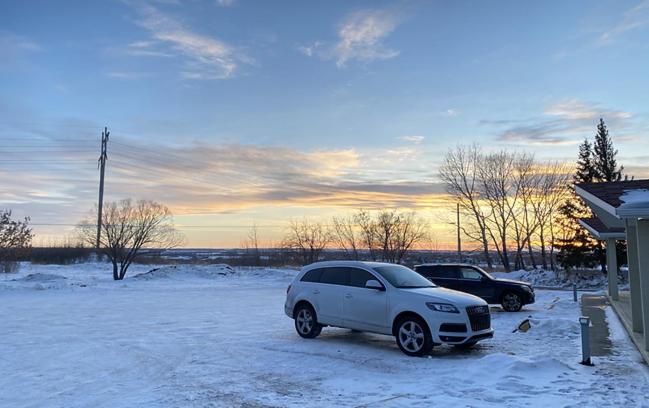 スイート, Hitching Post Motel