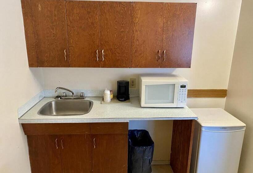 Люкс, Hitching Post Motel