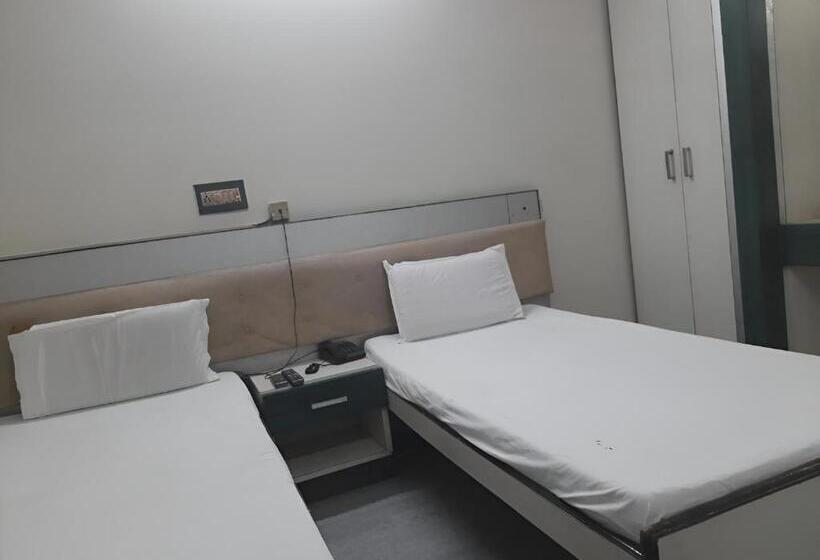 غرفة ديلوكس, Garg