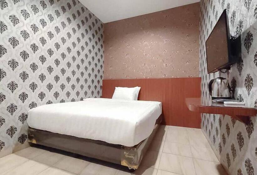 Номер Deluxe, Reddoorz Plus @ Jalan Letda Sujono Medan 2