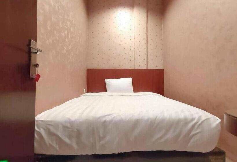 스탠다드 룸, Reddoorz Plus @ Jalan Letda Sujono Medan 2