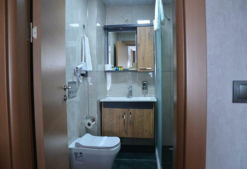 اتاق استاندارد سه نفره, Rua World