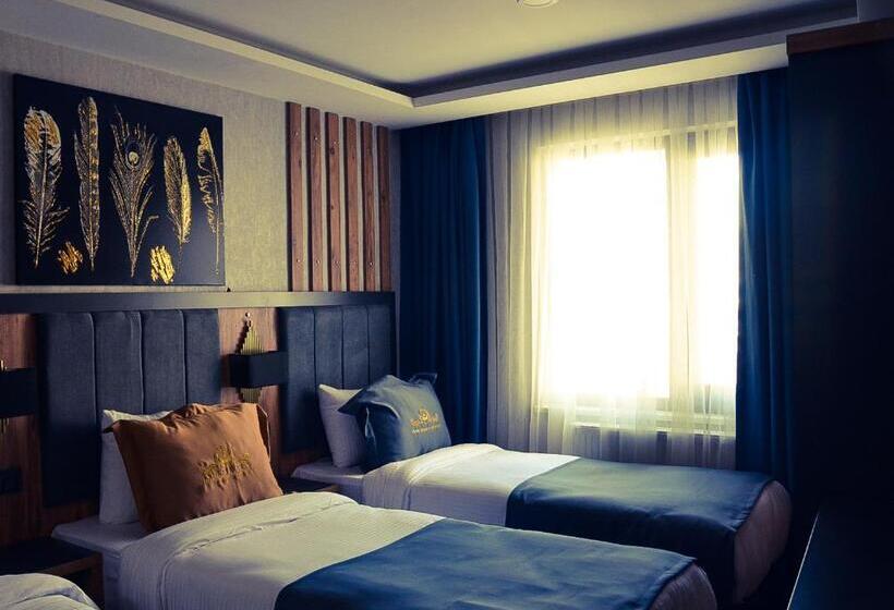 اتاق استاندارد سه نفره, Rua World