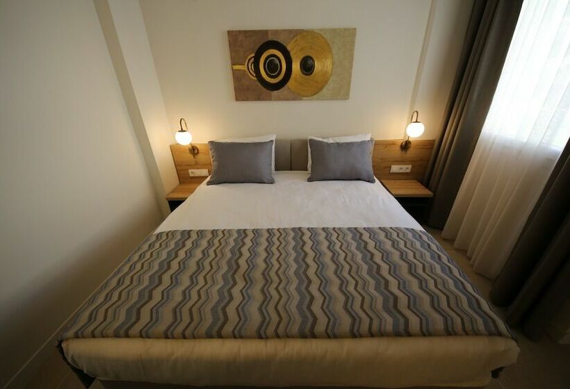 コンフォーとスイートルーム, Spilos Gumuldur