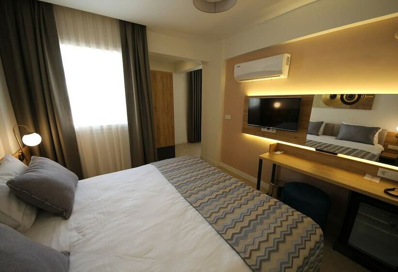 コンフォーとスイートルーム, Spilos Gumuldur