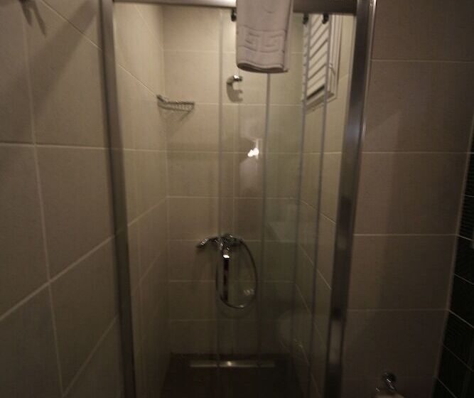 コンフォーとスイートルーム, Spilos Gumuldur