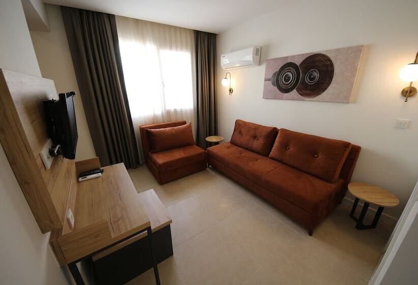 コンフォーとスイートルーム, Spilos Gumuldur