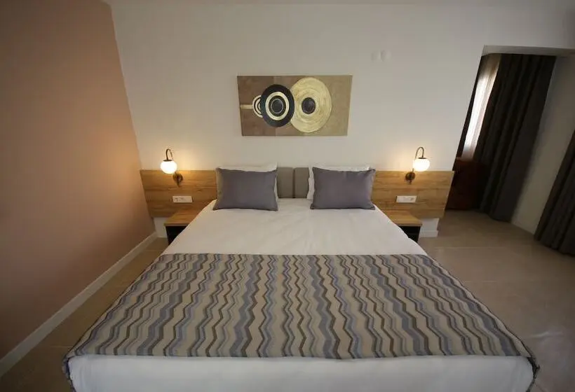 Comfort-sviitti, Spilos Gumuldur