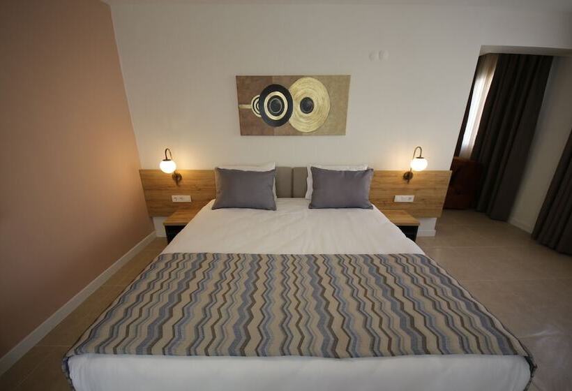 ファミリールーム, Spilos Gumuldur