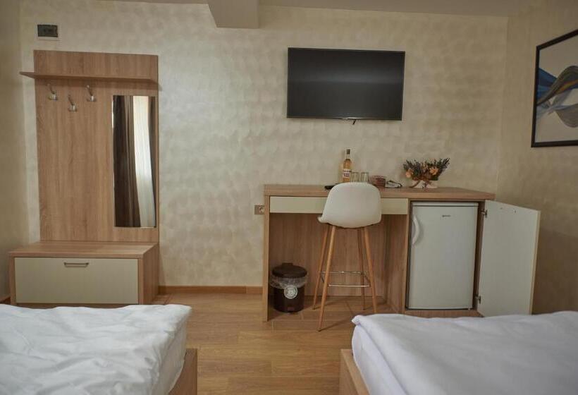 Дом 1 Спальня, Pensiunea Rares