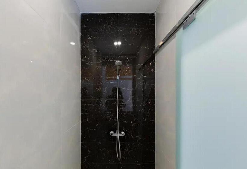 غرفة سوبيريور, Sans Hotel Box Mansion Surabaya By Reddoorz