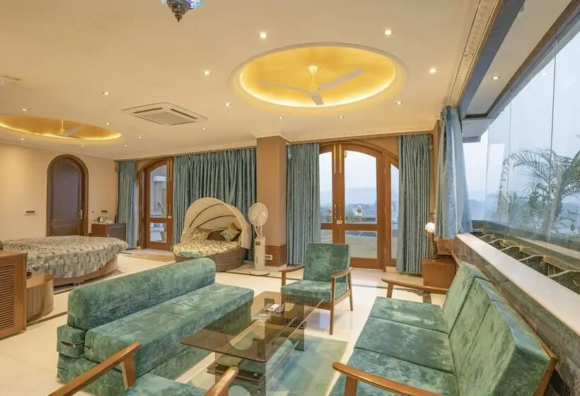 ロイヤルルーム, Narmade River View Resort
