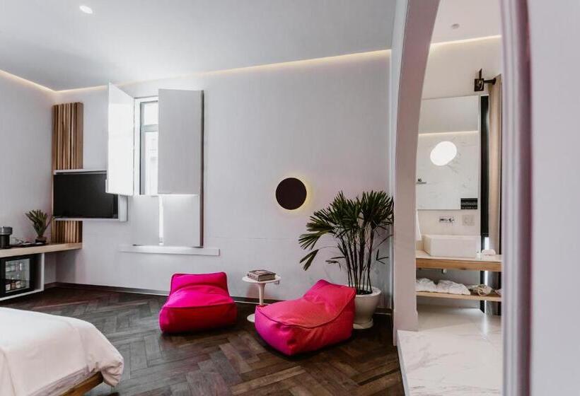 Люкс, Tá Hotel De Diseño