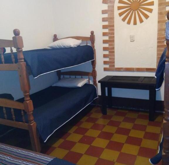 اتاق خانوادگی, Acatenango Inn