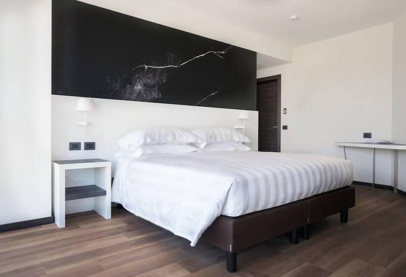 اتاق سوپریور, Life