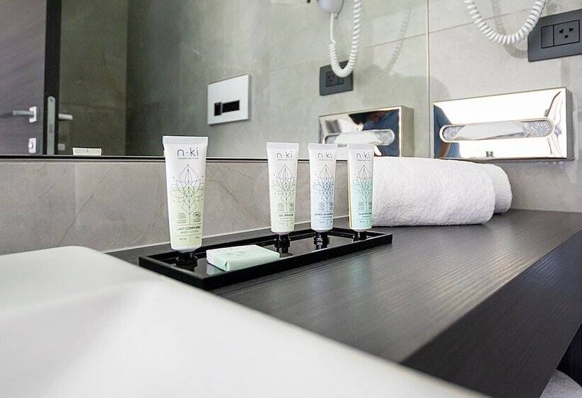 اتاق لوکس, Life