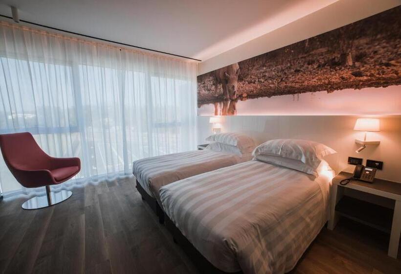 اتاق سوپریور, Life