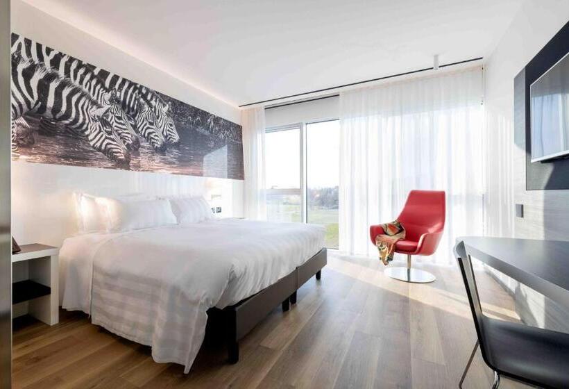 اتاق سوپریور, Life