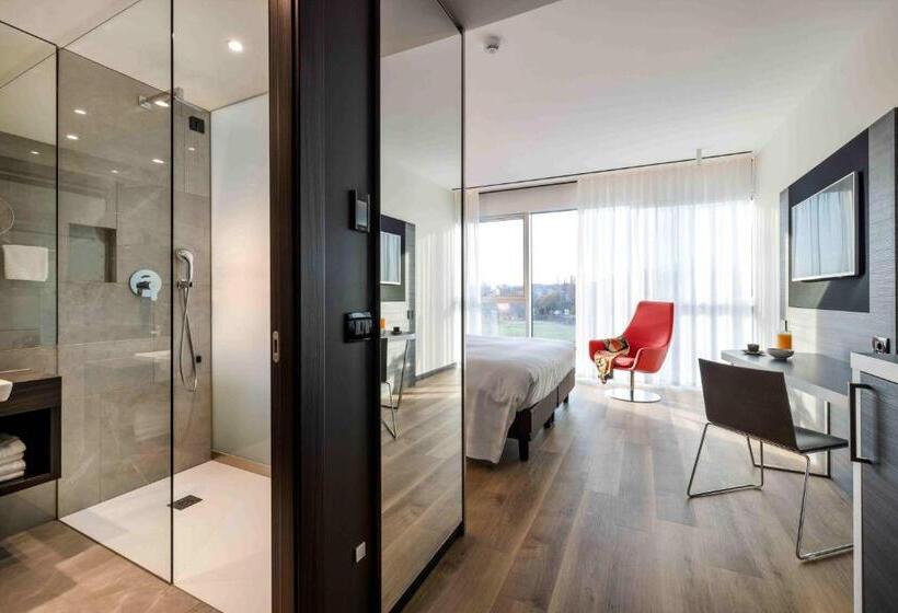 اتاق سوپریور, Life