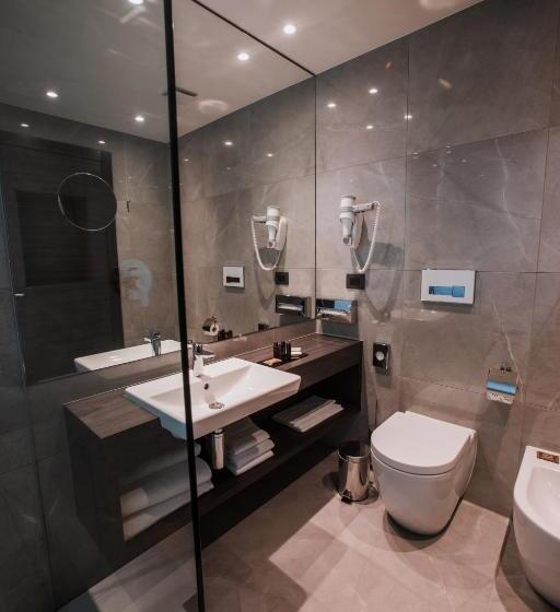 اتاق لوکس, Life