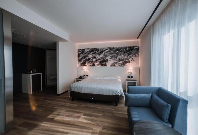 سوییت جونیور, Life