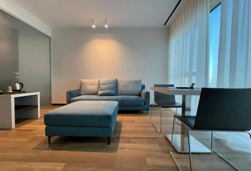 سوییت خانوادگی, Life