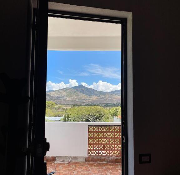 غرفة قياسية مطلة على الجبل, Yubazuu