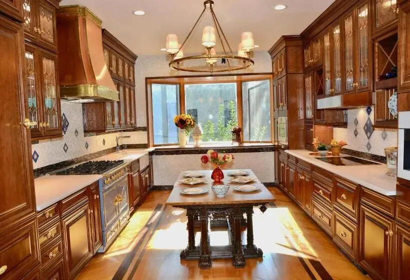 سوئیت با وان آب گرم, Northern Lights Mansion
