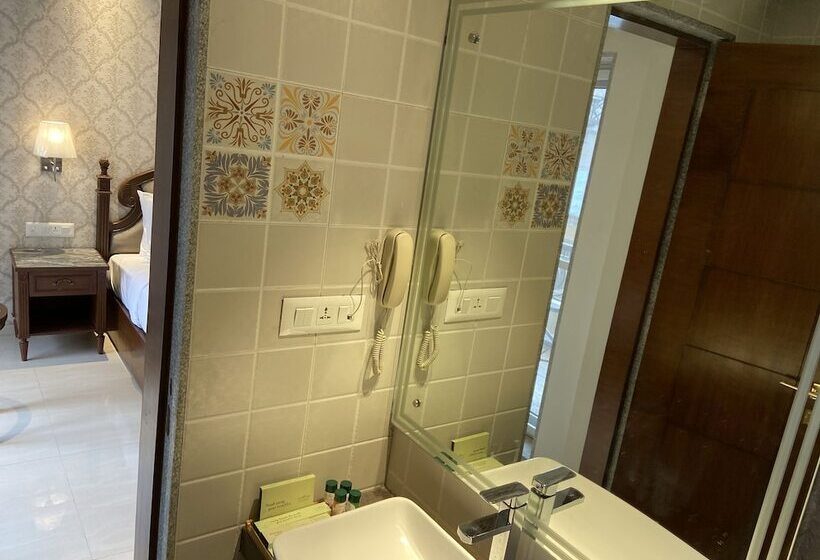 חדר סטנדרט עם מרפסת, Grand Victoria The Fern Resort & Spa, Panchgani