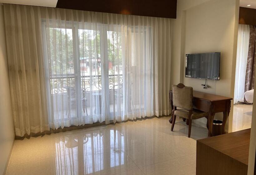 전망이 좋은 클럽실, Grand Victoria The Fern Resort & Spa, Panchgani