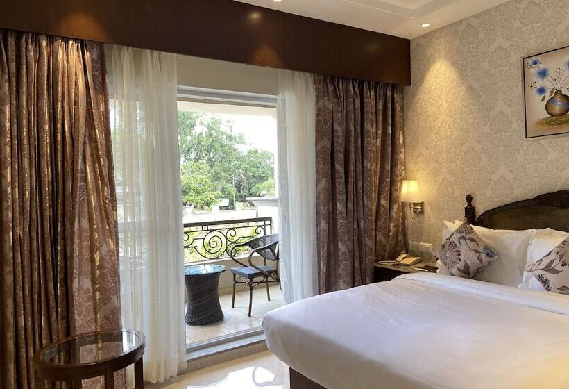 חדר קלאב עם נופים, Grand Victoria The Fern Resort & Spa, Panchgani