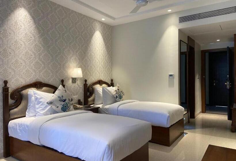 חדר קלאב עם נופים, Grand Victoria The Fern Resort & Spa, Panchgani