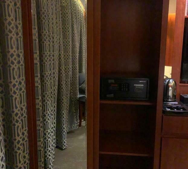 חדר דחוקס עם מיטת קינג, Cladium