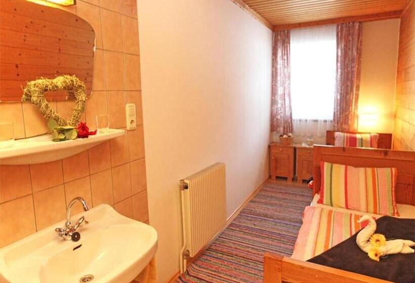 اتاق استاندارد سه نفره, Mussbachhof