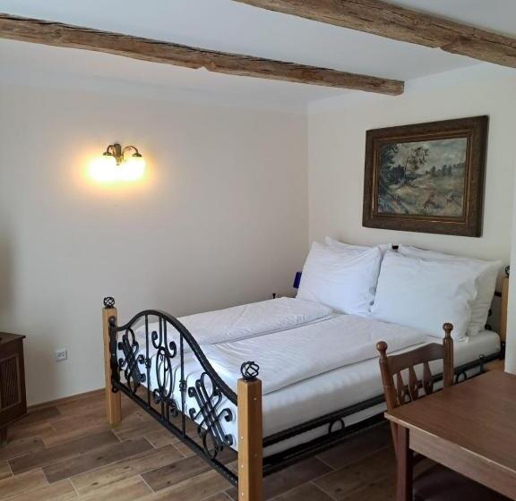 חדר סטנדרט לשלושה עם מרפסת, Lesní Hotel Peršlák