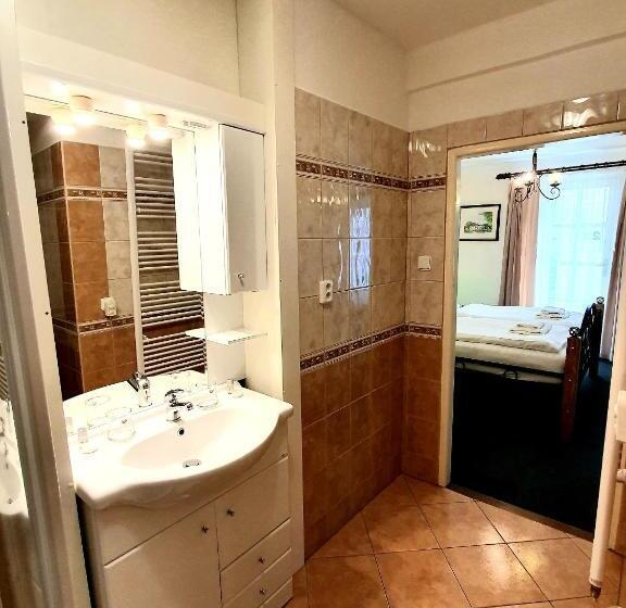 חדר סטנדרט לשלושה עם טרסה, Lesní Hotel Peršlák