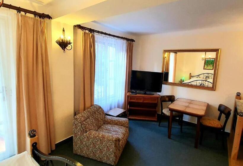 חדר סטנדרט לשלושה עם טרסה, Lesní Hotel Peršlák