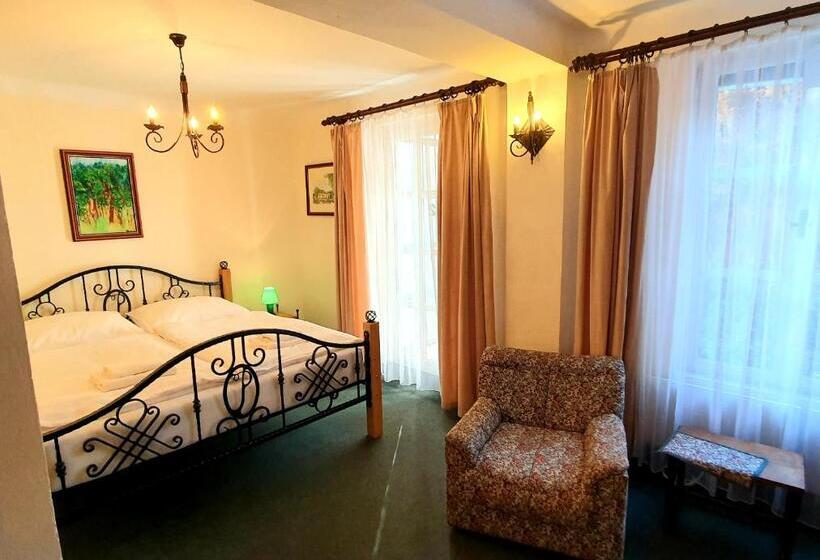 חדר סטנדרט לשלושה עם טרסה, Lesní Hotel Peršlák