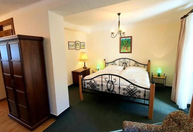 חדר סטנדרט לשלושה עם טרסה, Lesní Hotel Peršlák