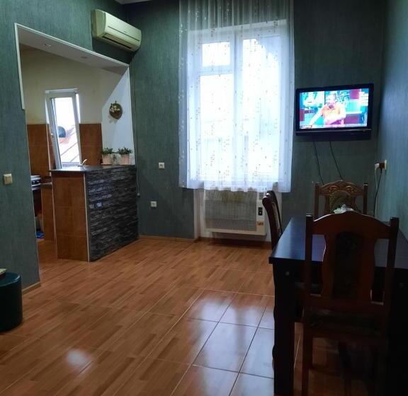 اتاق اکونومی, Sisi Guest House